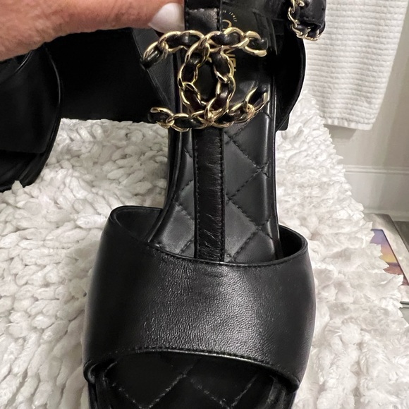 Chanel sandals, authentic lamb skin sandals in black and iconic antique gold - Picture 11 of 15
